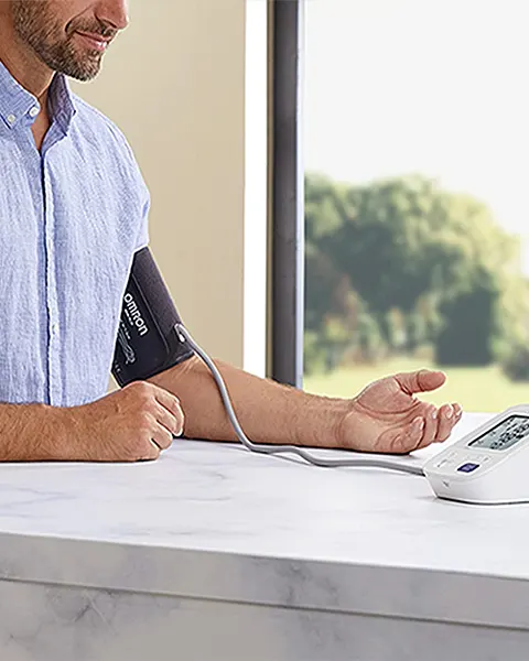 Blodtrycksmätning Man Omron M3