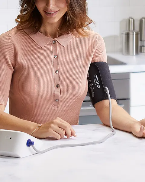 Blodtrycksmätning kvinna kök Omron M3